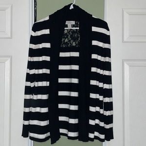 By Design Women’s Sweater, Size Small, Beautiful Design on Back, Great Condition